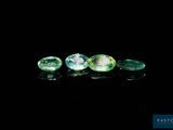 trois tourmalines vertes sur fond noir