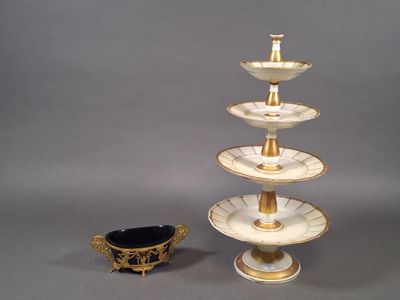 un présentoir à gâteaux à trois étages, avec un saladier à côté