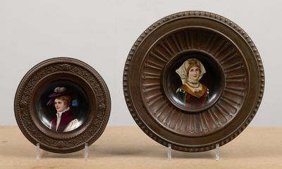 deux assiettes sur une table, sur lesquelles figurent des photos de personnes