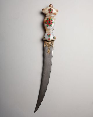 un couteau orné de fleurs