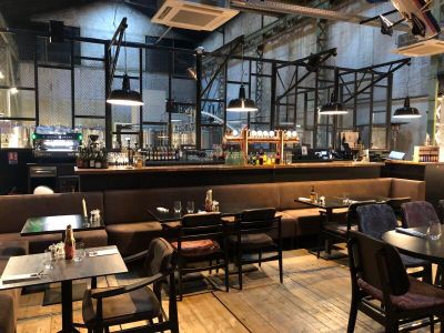 -1 bar droit à habillage en bois / contreplaqué peint noir, …