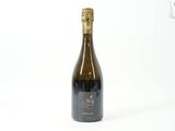 la bouteille de vin est posée sur une surface blanche