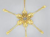 a gold plated spoon and spoon set with six spoons in the shape of a flower