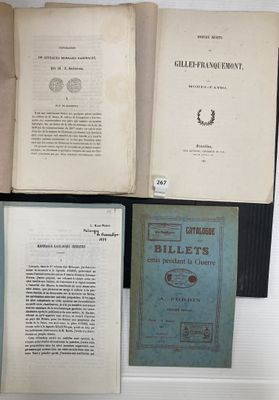 plusieurs vieux livres sont empilés sur une étagère