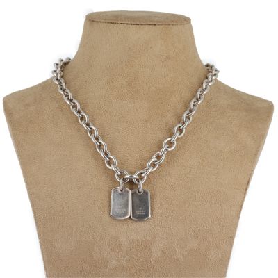 gros plan d'un collier sur un mannequin mannequin
