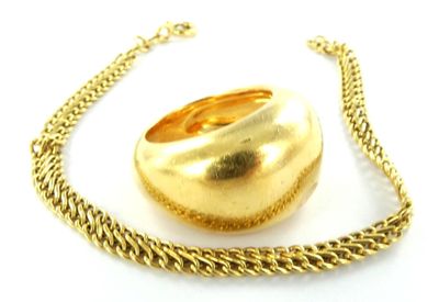 une image représentant une bague et une chaîne en or sur un fond blanc