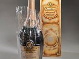 une bouteille de champagne à côté d'un paquet de crackers