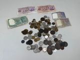 beaucoup de pièces et d'argent posés sur une table