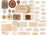 quelques vieux morceaux de papier et d'autres objets posés sur une surface blanche