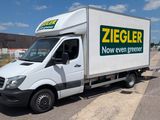 un camion de livraison blanc garé sur un parking