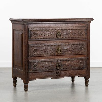 une photo d'une commode dans une pièce
