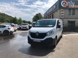une camionnette blanche garée devant un bâtiment dans un parking