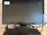 un écran d'ordinateur avec un clavier et une souris posés sur un bureau