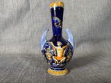 un vase bleu et jaune orné d'un oiseau