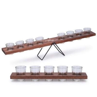 photophore en bois avec six tasses à thé disposées sur un socle