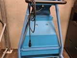 une machine bleue qui se trouve dans un garage