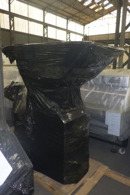 un gros tas de cartons et de palettes dans un entrepôt