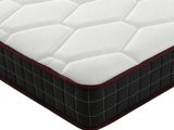 un gros plan d'un matelas recouvert d'une housse blanche