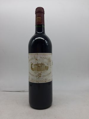 la bouteille de vin rouge est posée sur la table