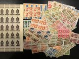 plusieurs types de timbres différents posés sur une table avec un fond noir