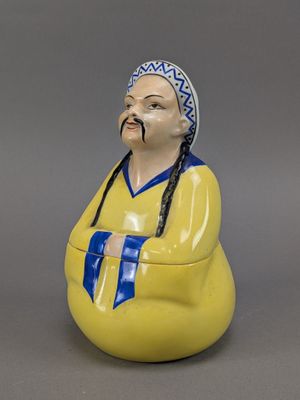 Pot à tabac en porcelaine polychrome en forme de Chinois assis en robe - Photo 1