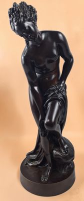 une image représentant la statue d'un homme assis sur une table
