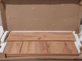 une boîte en carton avec un fond en bois à l'intérieur