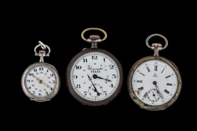 Trois types différents de montres de poche sont présentés sur un fond noir