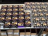 beaucoup de chocolats posés sur une table