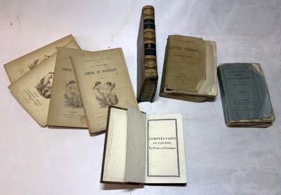 de nombreux livres anciens posés les uns à côté des autres sur une table