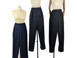 trois mannequins portant un pantalon noir et un haut blanc