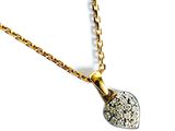 collier plaqué or avec un pendentif en forme de cœur sur une chaîne en or