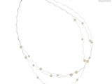 collier avec des perles et un pendentif en forme de cœur en or sur fond blanc