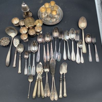 beaucoup de cuillères et de couverts en argent sur la table