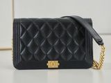 Mini sac à rabat matelassé noir Chanel avec finitions dorées