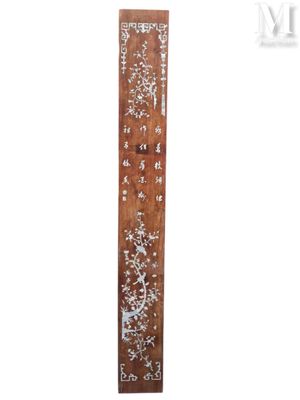 une image représentant une règle en bois ornée d'un motif floral