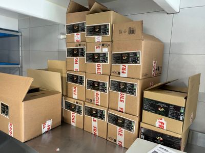 de nombreuses boîtes empilées dans une pièce