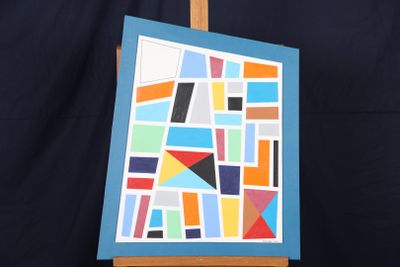 un chevalet sur lequel est posée la reproduction d'un tableau, sur fond noir