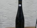 deux bouteilles de vin posées sur une table l'une à côté de l'autre