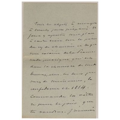 une lettre manuscrite rédigée par un homme qui tient un morceau de papier sur lequel sont inscrits des mots