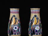 paire de vases sur lesquels sont peints des oiseaux sur fond noir