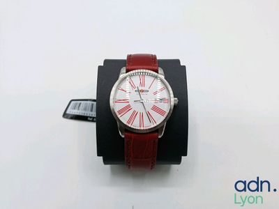 une montre posée sur un présentoir à montres