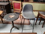deux chaises et une table posées à même le sol dans une pièce
