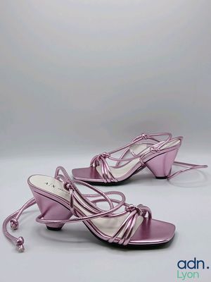 sandales violettes à talons hauts avec des lacets sur les orteils