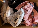 une boîte en carton remplie de vêtements et d'un chapeau