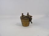 figurine en laiton ancien représentant un garçon et une fille dans un seau