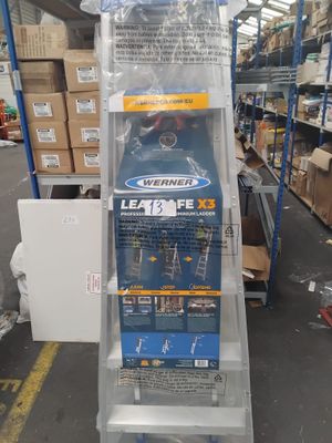 un présentoir d'outils dans un magasin, destinés à la vente