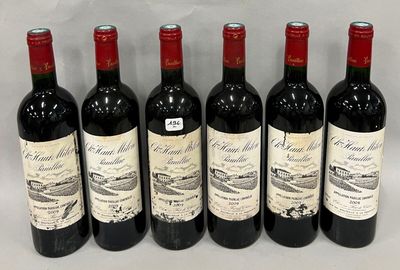 six bouteilles de vin sont alignées sur une table