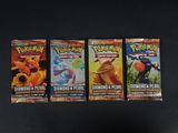 trois paquets de cartes à collectionner Pokémon posés sur une surface noire