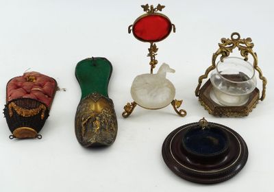 un grand nombre d'objets posés sur une table